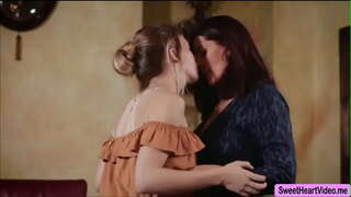 Ivie Vulf širi noge, dopuštajući Magdaleni St. Michaels da joj liže maca