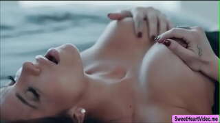 Жаклин Тейлор шынымды айналысуды жыныстық қатынасқа отырып, Лив Уайлд бастан оргазм