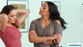 Busty stepmom in stepdaughter skrivnost afero in babe prikrade v milfs spalnica in jih poljub.Latinski platišča njo in ona liže njeno pizdo