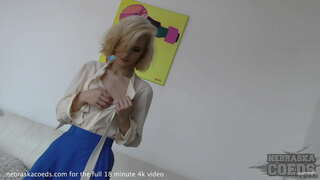 Mooie blonde meisje het geven van ultra hete striptease vreemd object fles inbrengen creatieve porno