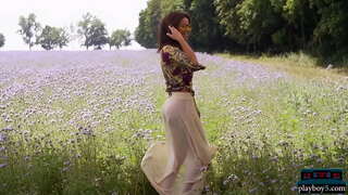 Busty Hungarian MILF eredua lortzen biluzik eta itxura oso beroa biluzik