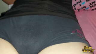 שוועסטער רירט איר לאָך אין פראָנט פון איר ברודער