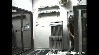 Leuke rondborstige babe geeft boss BESTE blowjob op het werk