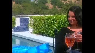 Caliente tatuado belleza con raven cabello seduce tio compañeros en el patio para obtener mayor descuento durante la adquisición de vivienda