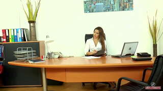 Ĉefa Dani Daniels hairy pussy plenigitaj kun spermo (Parto 1)