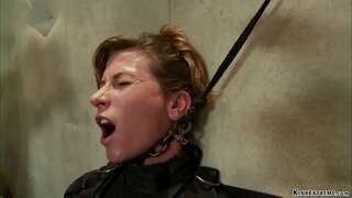 Festet brunette MILF slave Ariel X er festet på å belyse tabell deretter lenket får kuk knullet med dildo på en pinne i hendene på master-Orlando