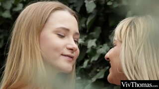 مثير في سن المراهقة الصديقات لعق بعضها البعض الرطب الجبناء